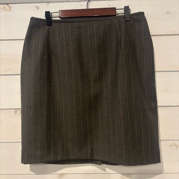 Lauren Ralph Lauren 100%
Worsted Wool Pencil Skirt Size 14
Charcoal Gray Striped - Picture 1 of 11